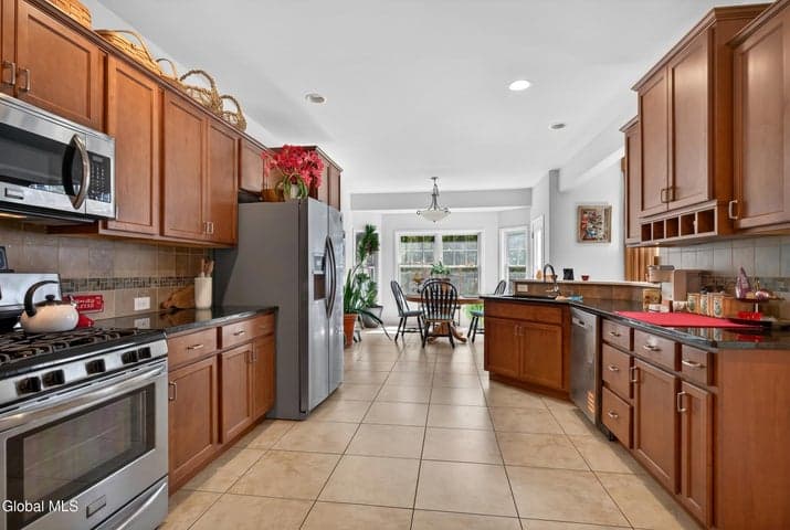 12 Carrington Court, Clifton Park, NY, photo 2