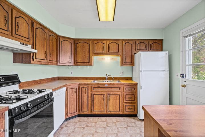 28 Corliss Avenue, East Greenbush, NY, photo 4