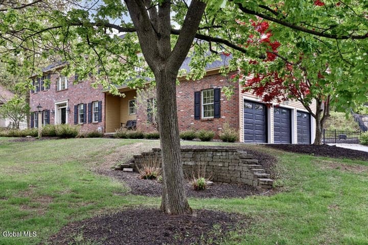 7 Deep Woods Drive, Latham, NY, photo 2