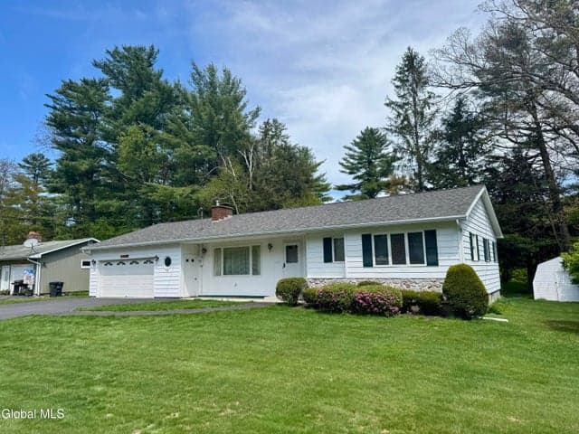 24 Links Avenue, Hadley, NY