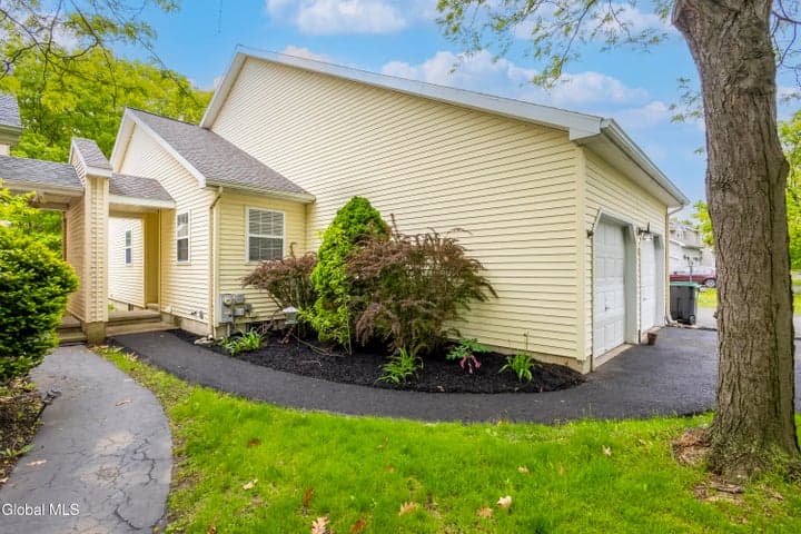 22 Brook Street, East Greenbush, NY, photo 2