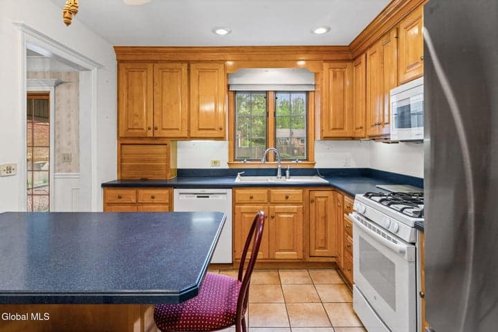 8 Lancaster Drive, Glenville, NY, photo 5