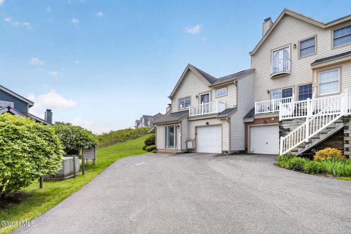 11 Beach Court, Saratoga Springs, NY, photo 2