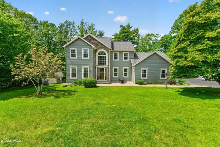 11 Pineview Lane, East Greenbush, NY