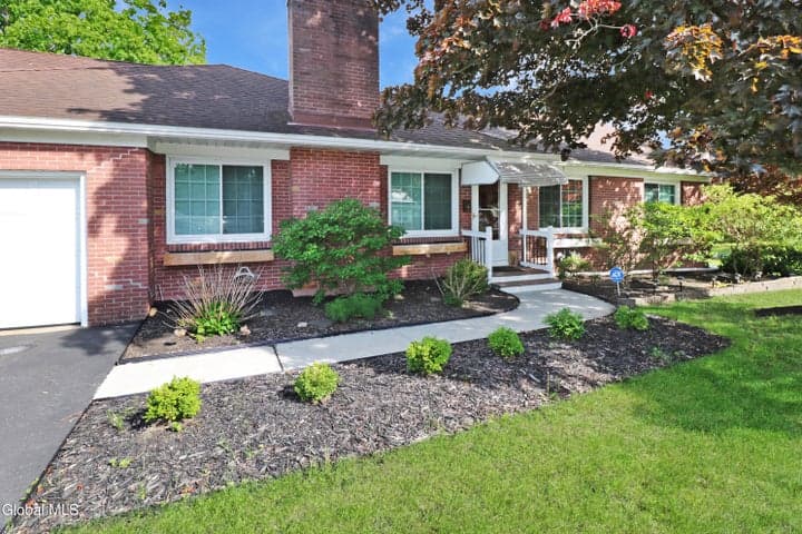 10 Palma Boulevard, Guilderland, NY, photo 1