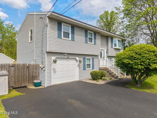 32 Scully Avenue, Latham, NY, photo 2