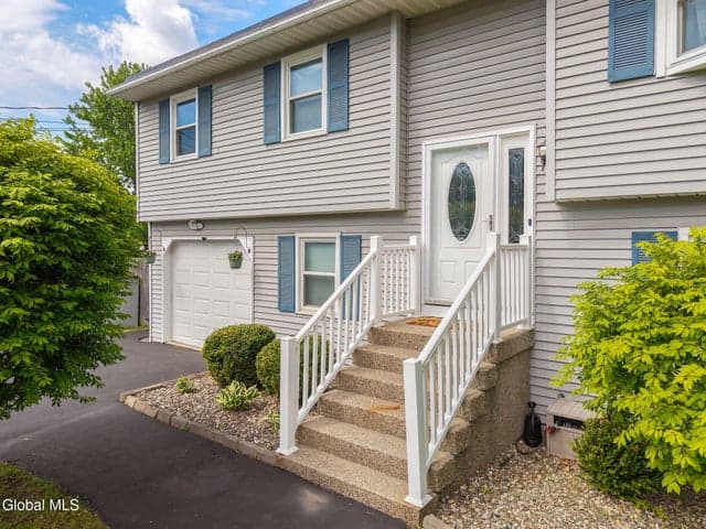 32 Scully Avenue, Latham, NY, photo 3