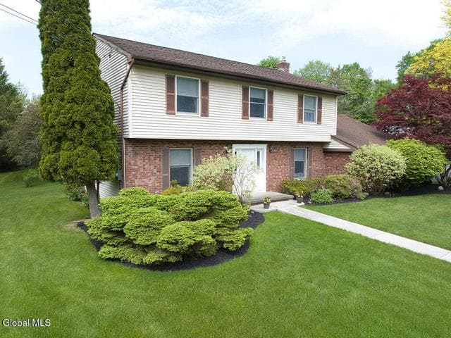 31 Crestwood Lane, Bethlehem, NY, photo 2
