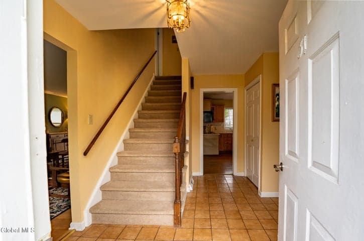 31 Crestwood Lane, Bethlehem, NY, photo 3