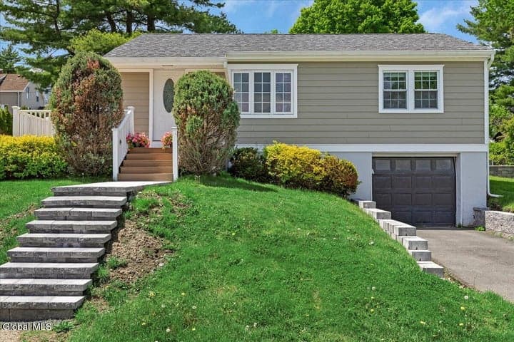 15 Youngs Place, Colonie, NY, photo 1