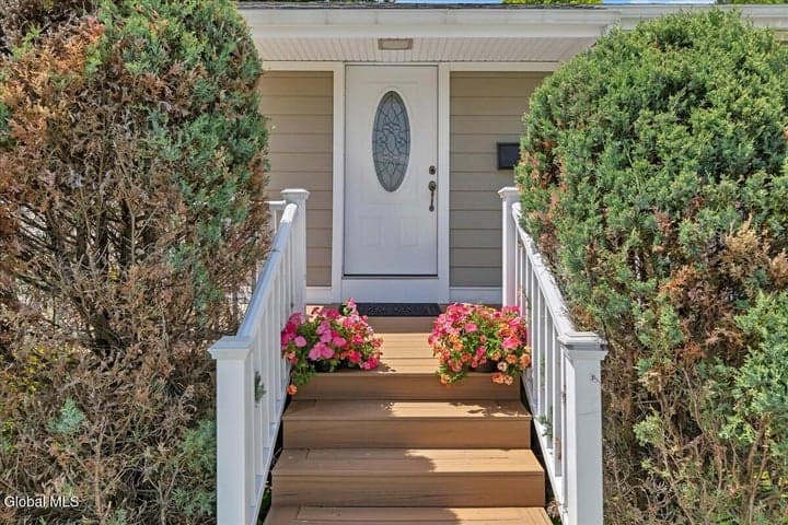 15 Youngs Place, Colonie, NY, photo 2
