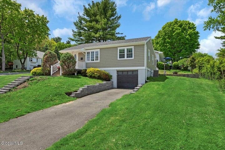 15 Youngs Place, Colonie, NY, photo 3
