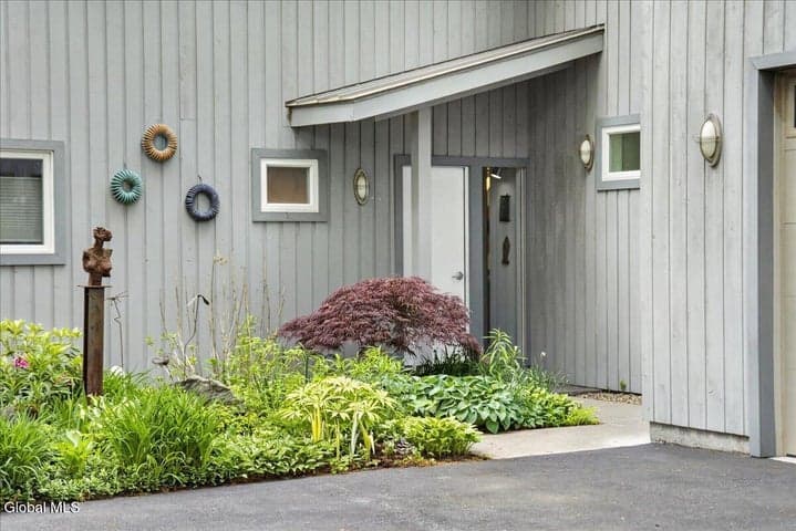 17 Ten Springs Drive, Saratoga Springs, NY, photo 4