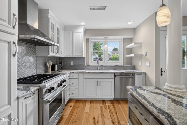 10 Redcoat Court, Halfmoon, NY, photo 5