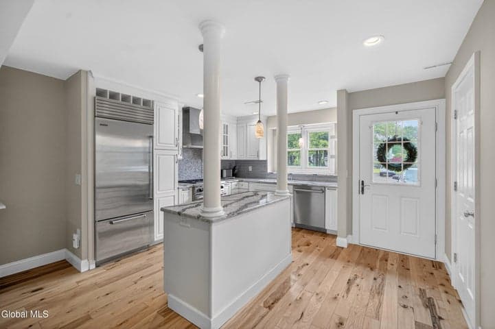10 Redcoat Court, Halfmoon, NY, photo 3