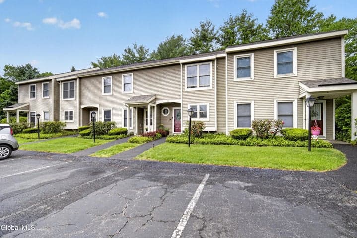 10 Redcoat Court, Halfmoon, NY, photo 2
