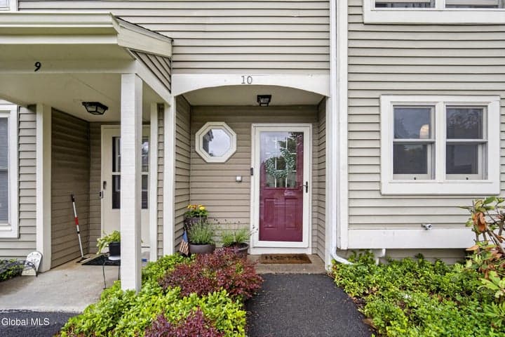10 Redcoat Court, Halfmoon, NY, photo 1