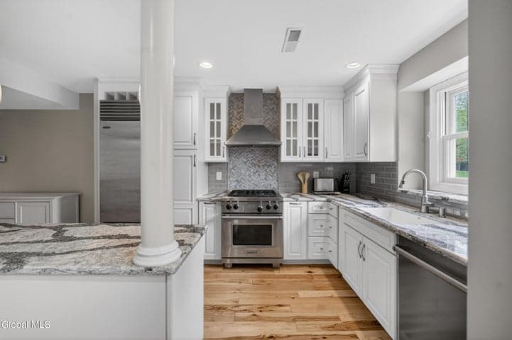 10 Redcoat Court, Halfmoon, NY, photo 4
