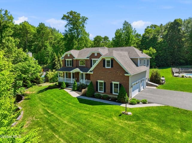 30 Walden Circle, Saratoga Springs, NY, photo 2