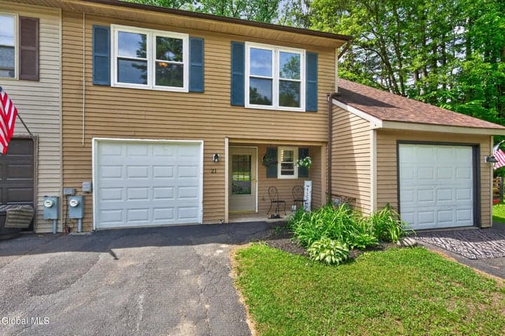 21 Whispering Pines Road, Wilton, NY, photo 1