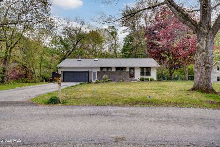 129 Okara Drive, Guilderland, NY, photo 1