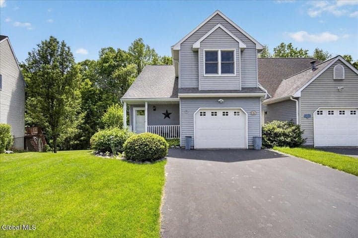 96 Cooks Court, Halfmoon, NY, photo 1
