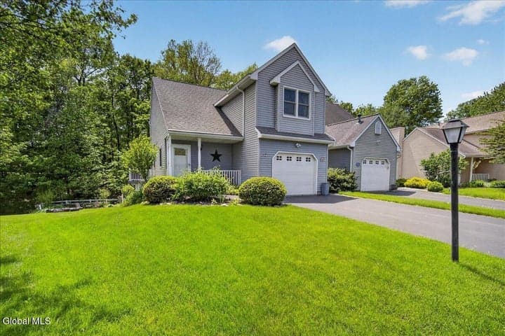 96 Cooks Court, Halfmoon, NY, photo 2