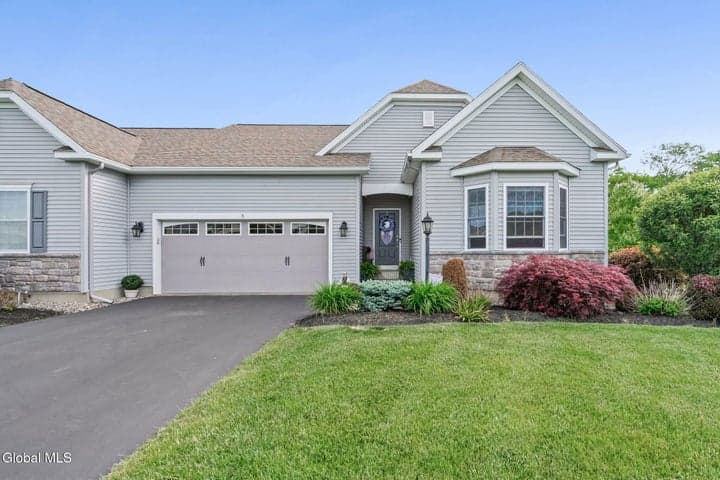 5 Rosemore Place, Halfmoon, NY, photo 1