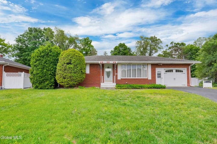 6 Deerwood Drive, Colonie, NY, photo 2