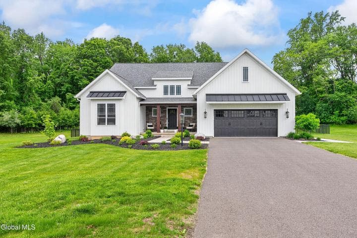 18 Bernie Loop, North Greenbush, NY