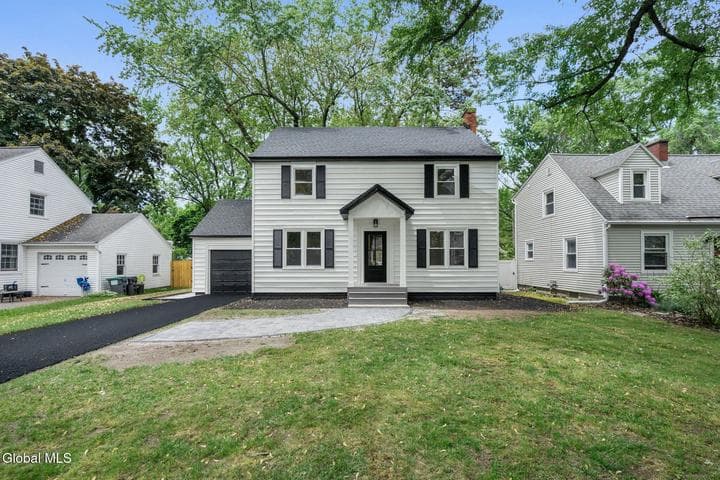 1413 Via Del Mar, Niskayuna, NY