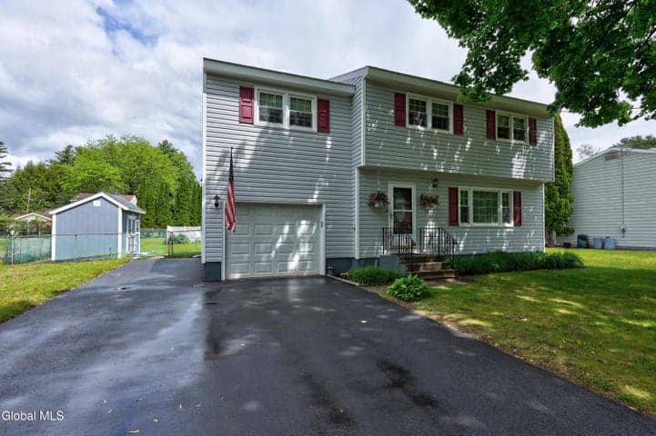 30 Fredrick Drive, Saratoga Springs, NY, photo 2
