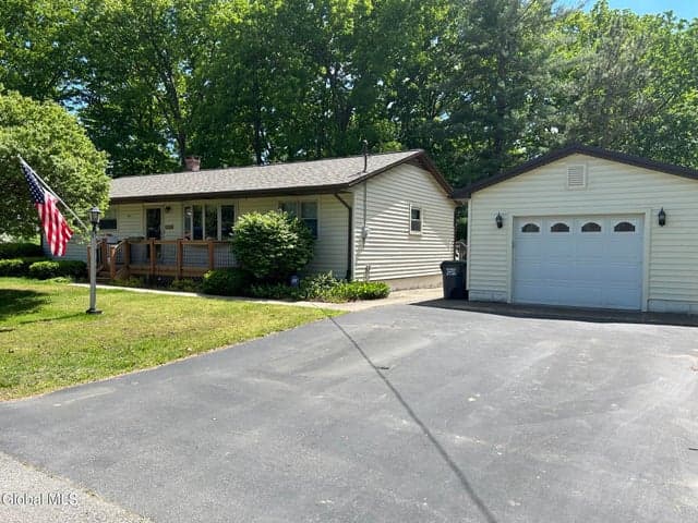 15 Birchwood Drive, Halfmoon, NY, photo 2