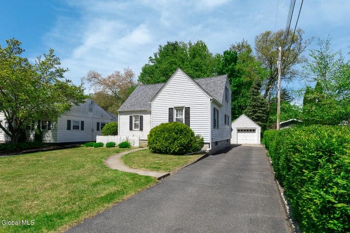22 Westlyn Court, Guilderland, NY, photo 3