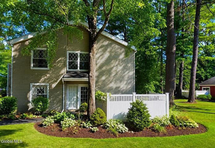 7 Spruce Court, Delmar, NY