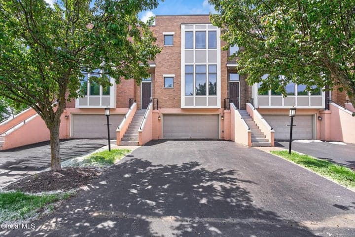 4 Bryn Mawr Court, Albany, NY, photo 1