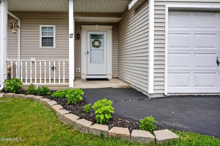 17 Diane Court, Cohoes, NY, photo 2