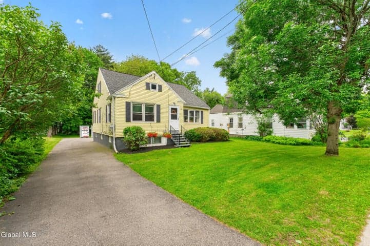 48 Schoolhouse Road, Guilderland, NY, photo 1