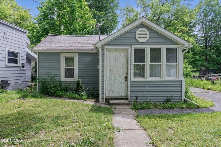 28 Lake Avenue, Nassau, NY
