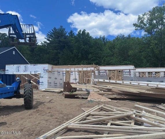 18 Angeles Avenue, Wilton, NY