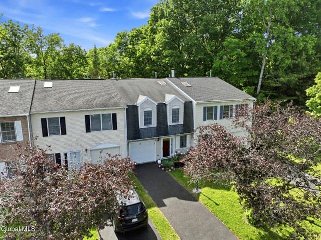 11 Bridgewood Lane, Watervliet, NY