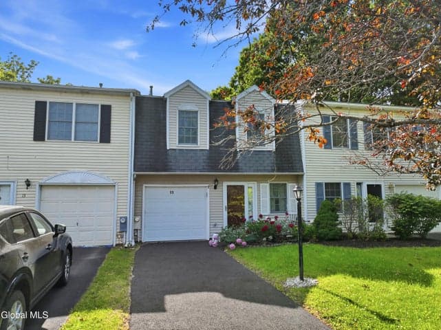 11 Bridgewood Lane, Watervliet, NY, photo 2
