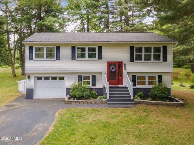 247 Pinewood Drive, Guilderland, NY, photo 2
