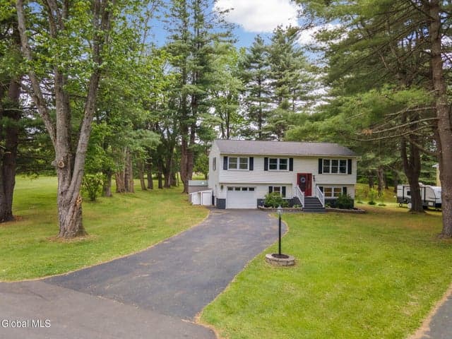 247 Pinewood Drive, Guilderland, NY