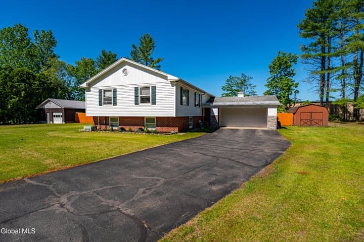 10 Merritt Road, Queensbury, NY