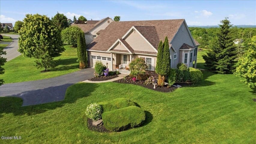 2 Camden Court, Halfmoon, NY