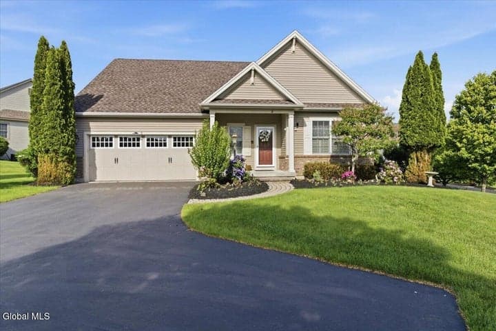 2 Camden Court, Halfmoon, NY, photo 2