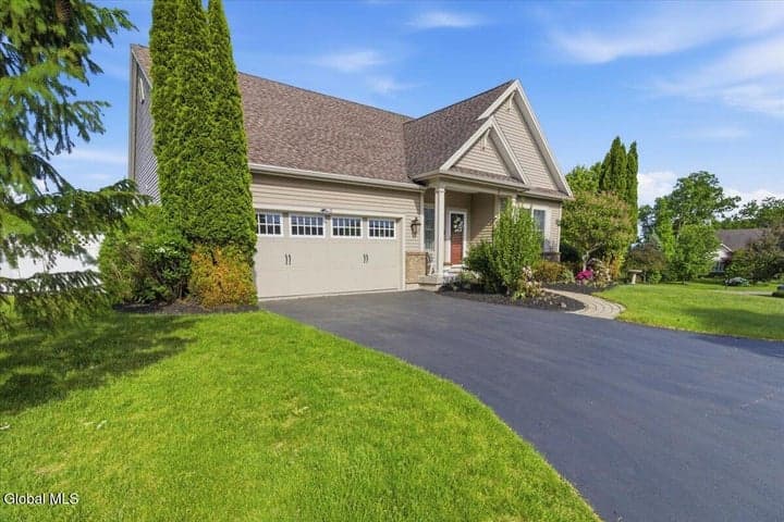 2 Camden Court, Halfmoon, NY, photo 3