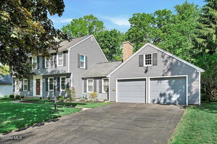 16 Longwood Drive, Bethlehem, NY