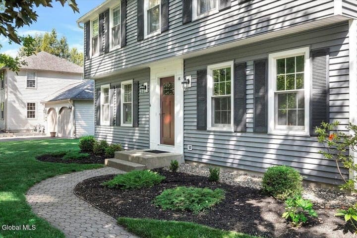 16 Longwood Drive, Bethlehem, NY, photo 2